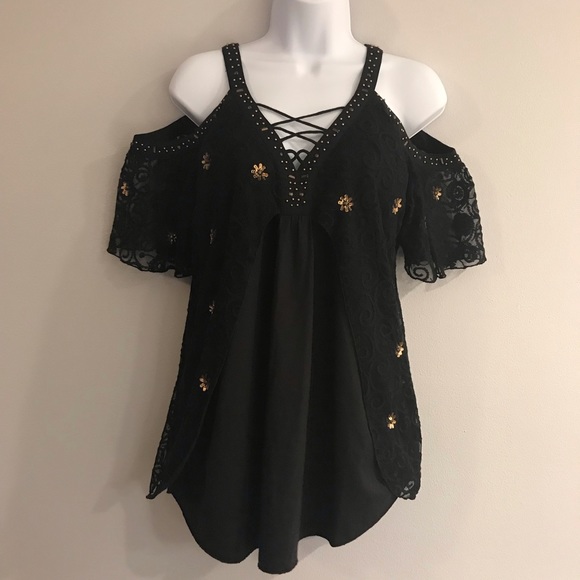 VENUS Tops - 🦋Venus Blouse new with tags! Size Medium 💕🦋